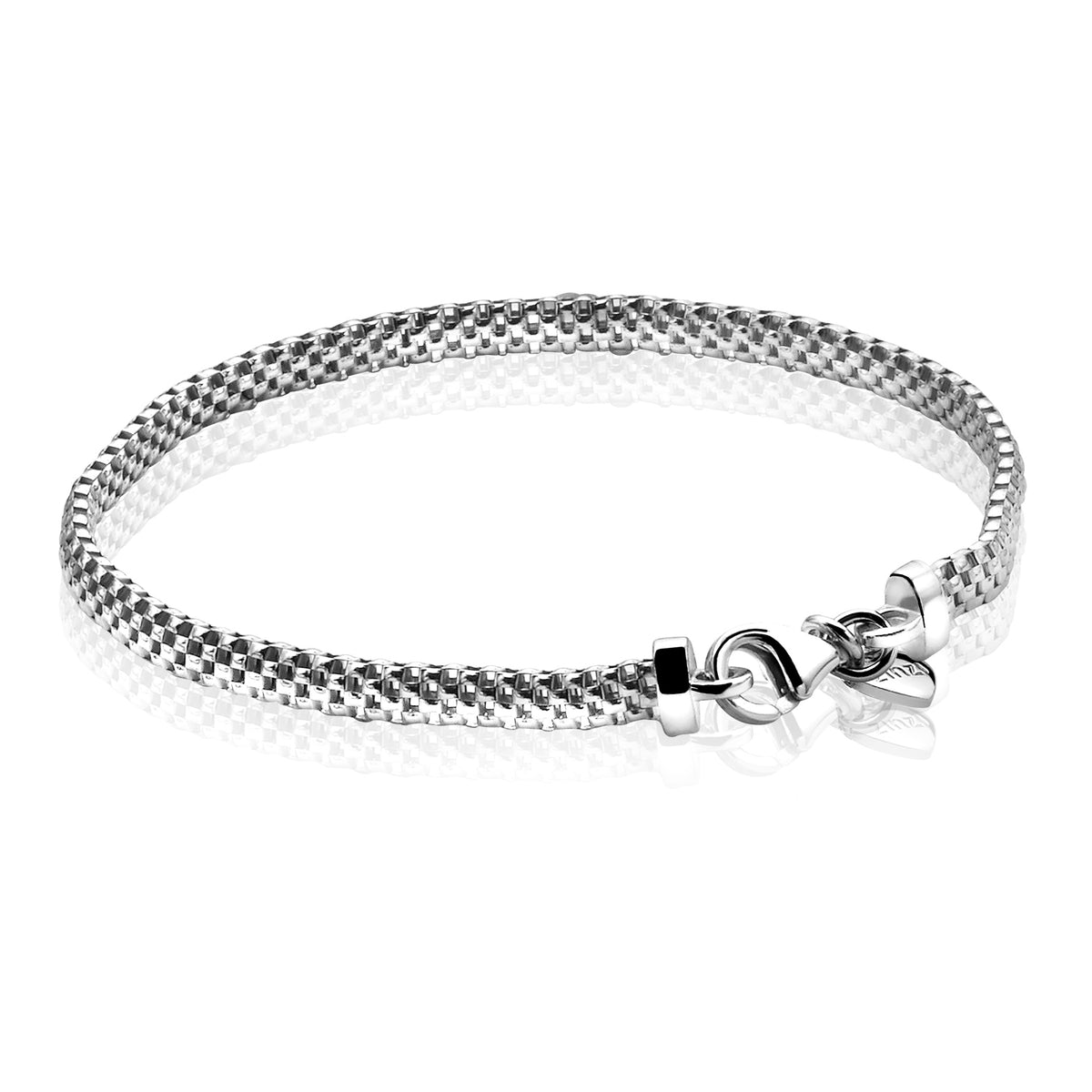 Zilveren armband met een gevlochten ontwerp en een karabijnsluiting.