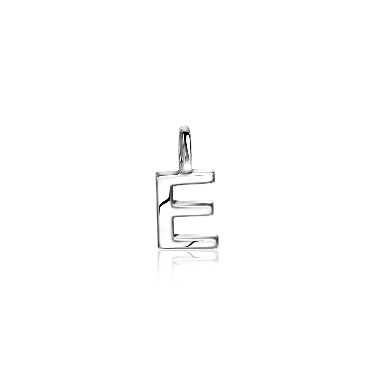 Zilveren hanger in de vorm van de letter E met een strakke, moderne afwerking.