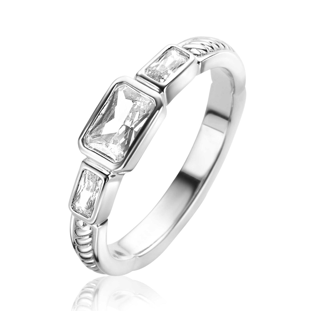 Zilveren ring met drie rechthoekige en vierkante heldere stenen.