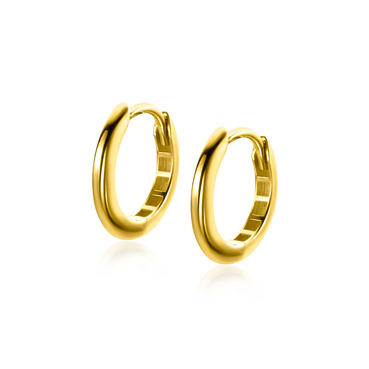 Twee Zinzi Oorbellen Goud Zgo433 kleine, gepolijste gouden creolen worden getoond tegen een witte achtergrond. Ze hebben een glad, reflecterend oppervlak met een eenvoudig, elegant ontwerp en luxe klapsluiting voor extra verfijning.