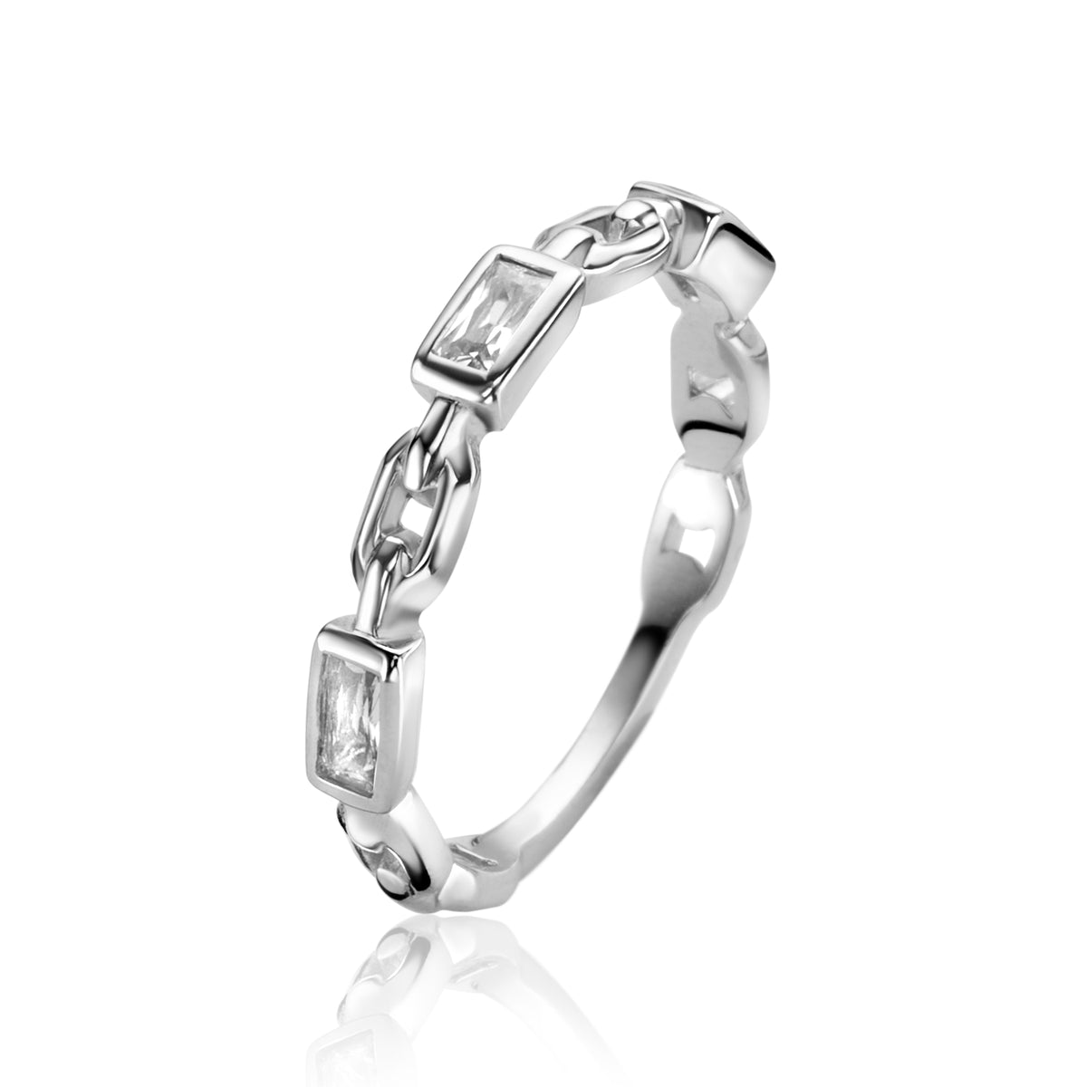 Zilveren ring met schakels en vierkante, heldere zirkonia stenen.