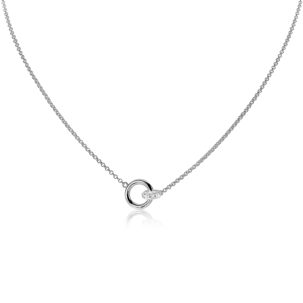 Zilveren ketting met een eenvoudige ronde sluiting en een fijne schakelstructuur.