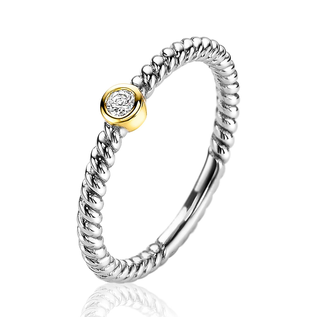 Gouden ring met een gedraaide zilveren band en een ronde, fonkelende steen in een gouden zetting.