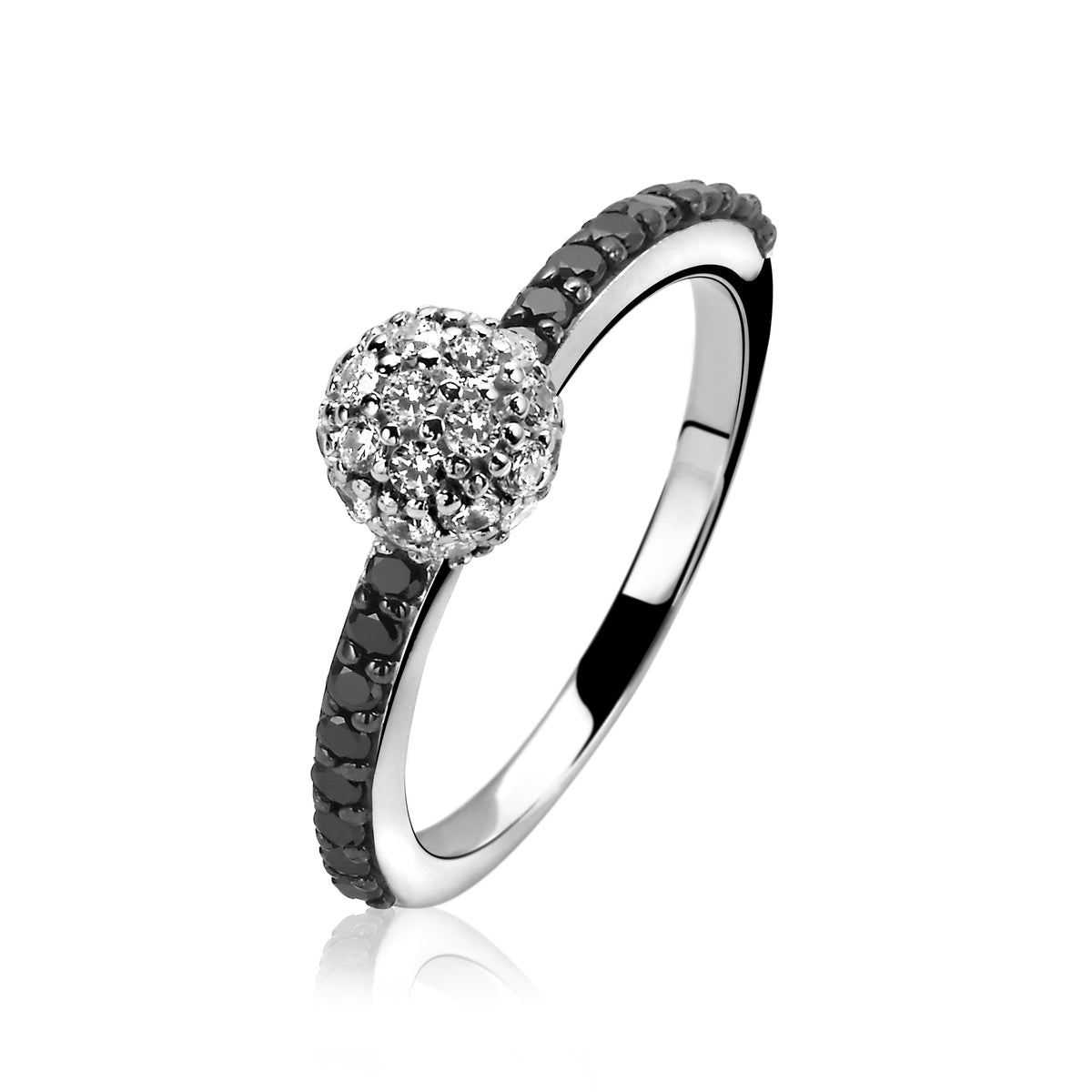 Zilveren ring met een bolvormige zirkonia-setting en zwarte steentjes aan de band.