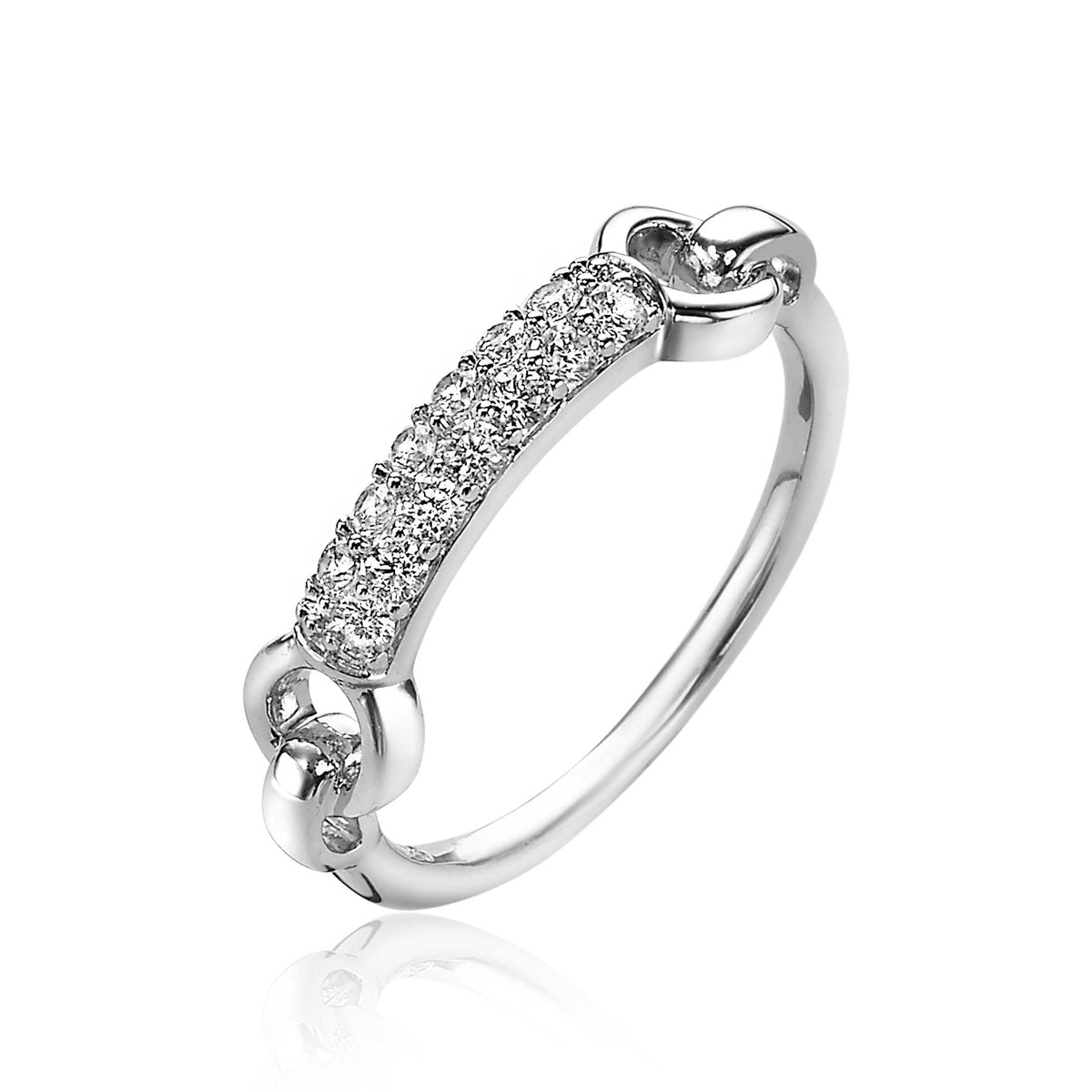 Zilveren ring met een rechte band en een rij van kleine, sprankelende steentjes in het midden.