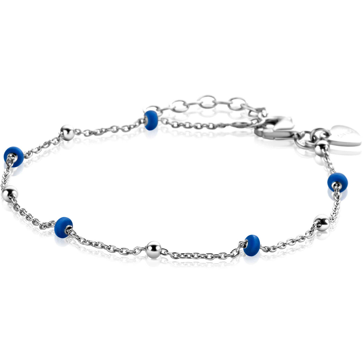 Zilveren armband met blauwe kralen en bolletjes, voorzien van een verlengkettinkje.