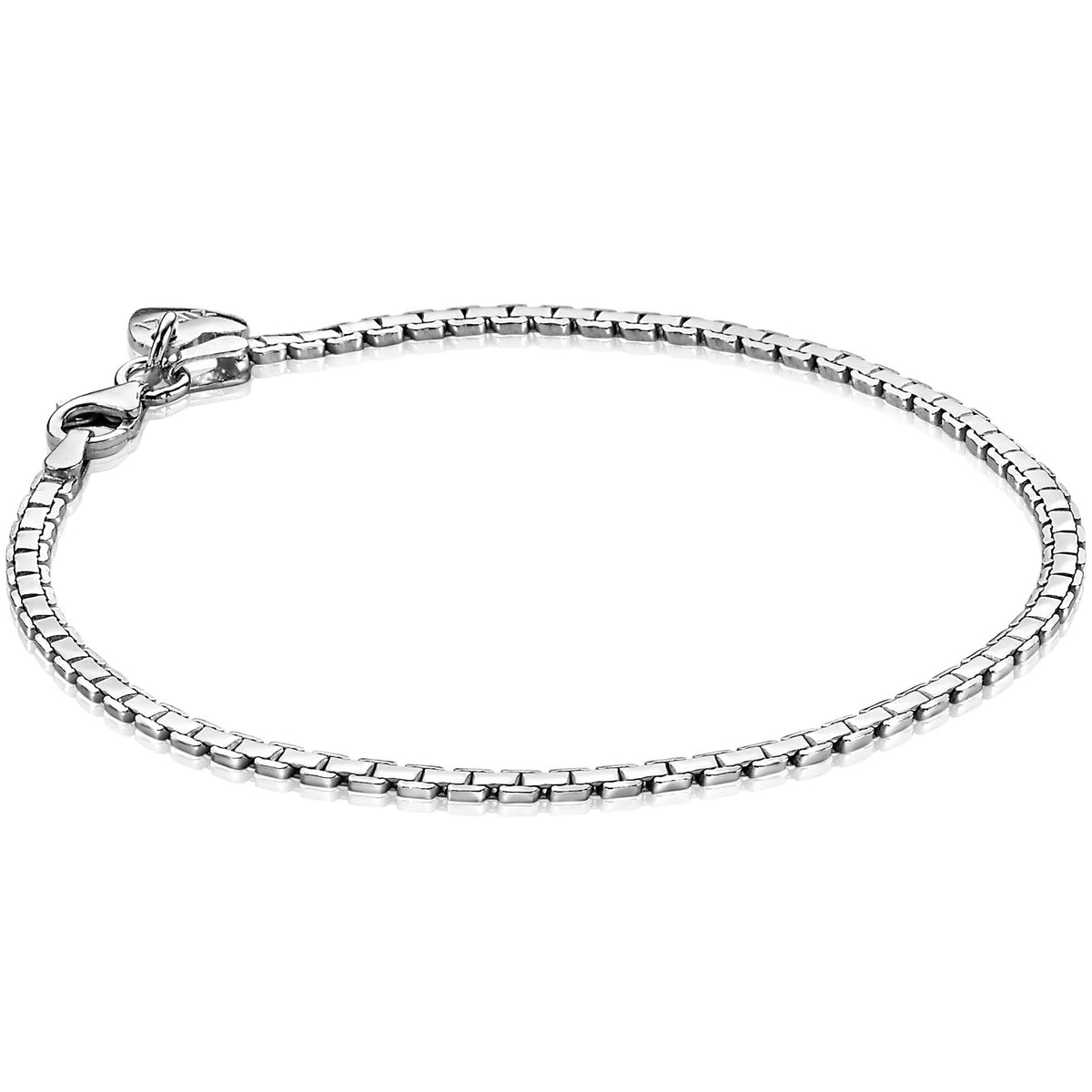 Zilveren armband met een fijne schakelstructuur en een karabijnsluiting.