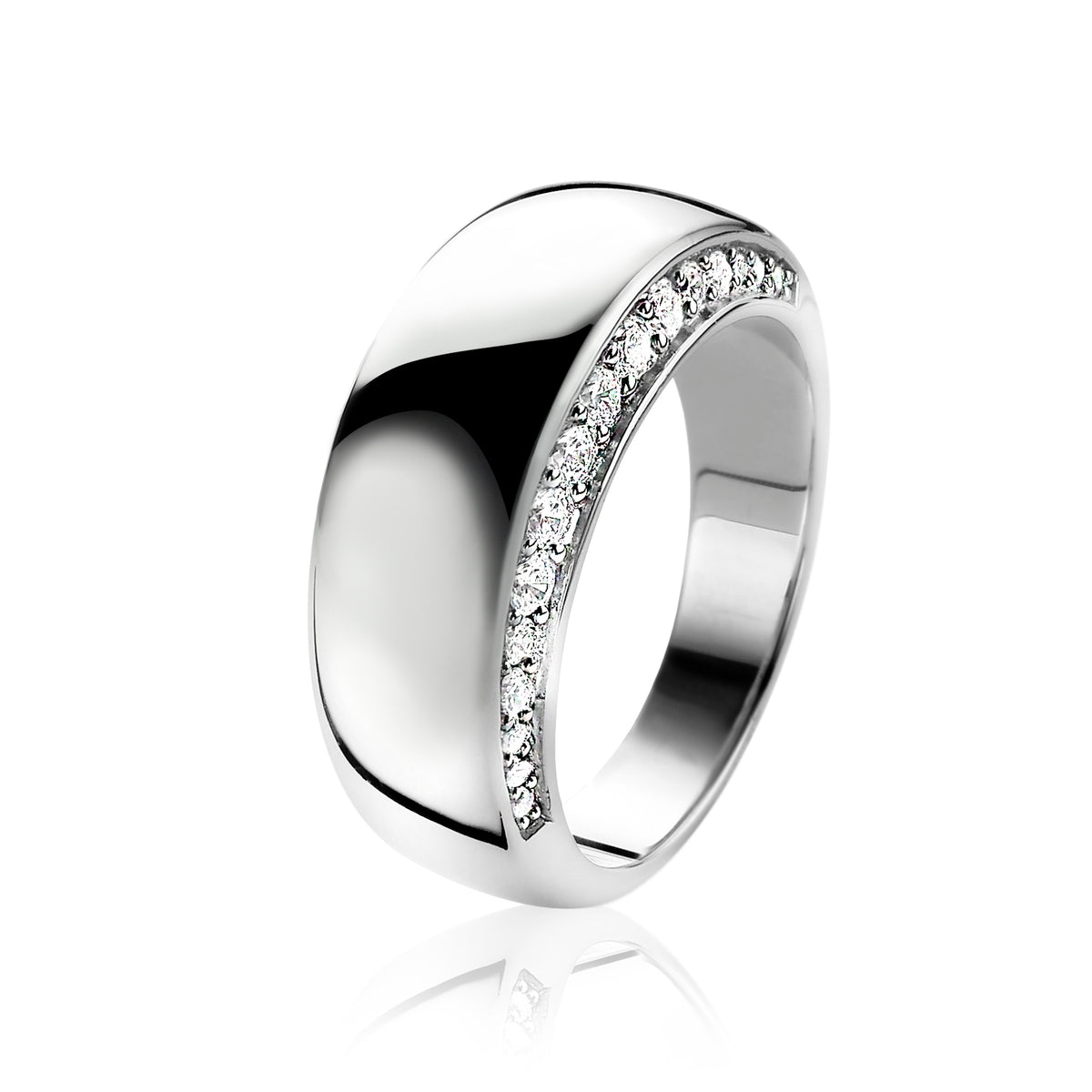 Zilveren ring met een gladde afwerking en een rij kleine, sprankelende steentjes aan de bovenkant.