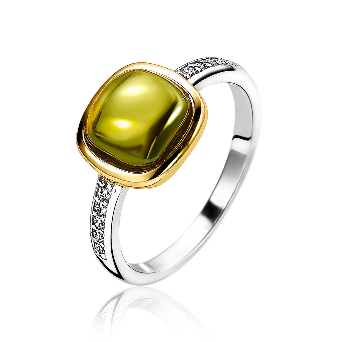 Gouden ring met een grote groene steen en sprankelende steentjes aan de zijkanten.