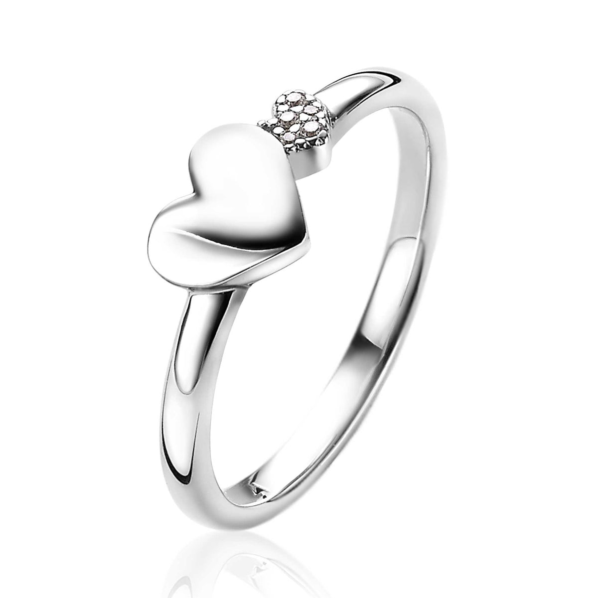 Zilveren ring met een hartvormige schijf en een klein hartje bezet met steentjes.