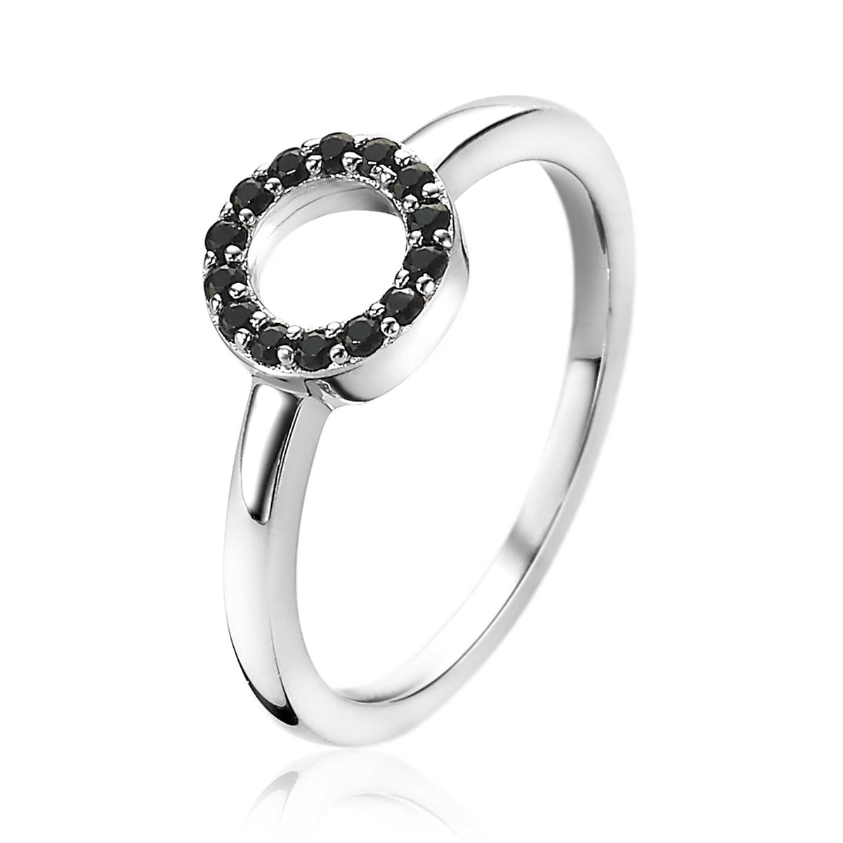 Zilveren ring met een open cirkel, bezet met zwarte steentjes aan de rand.