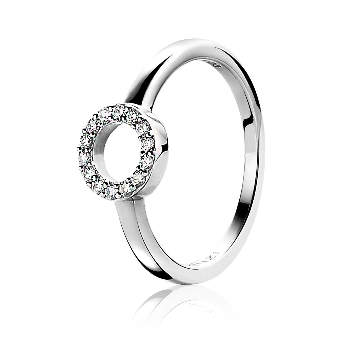 Zilveren ring met een open cirkel en een rand van sprankelende steentjes.