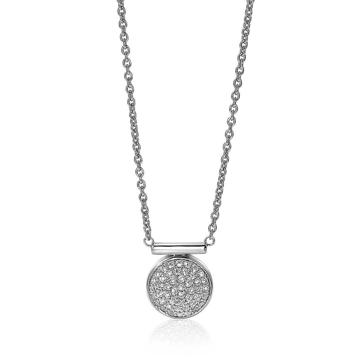 Zilveren ketting met ronde hanger bezet met kleine, sprankelende steentjes.