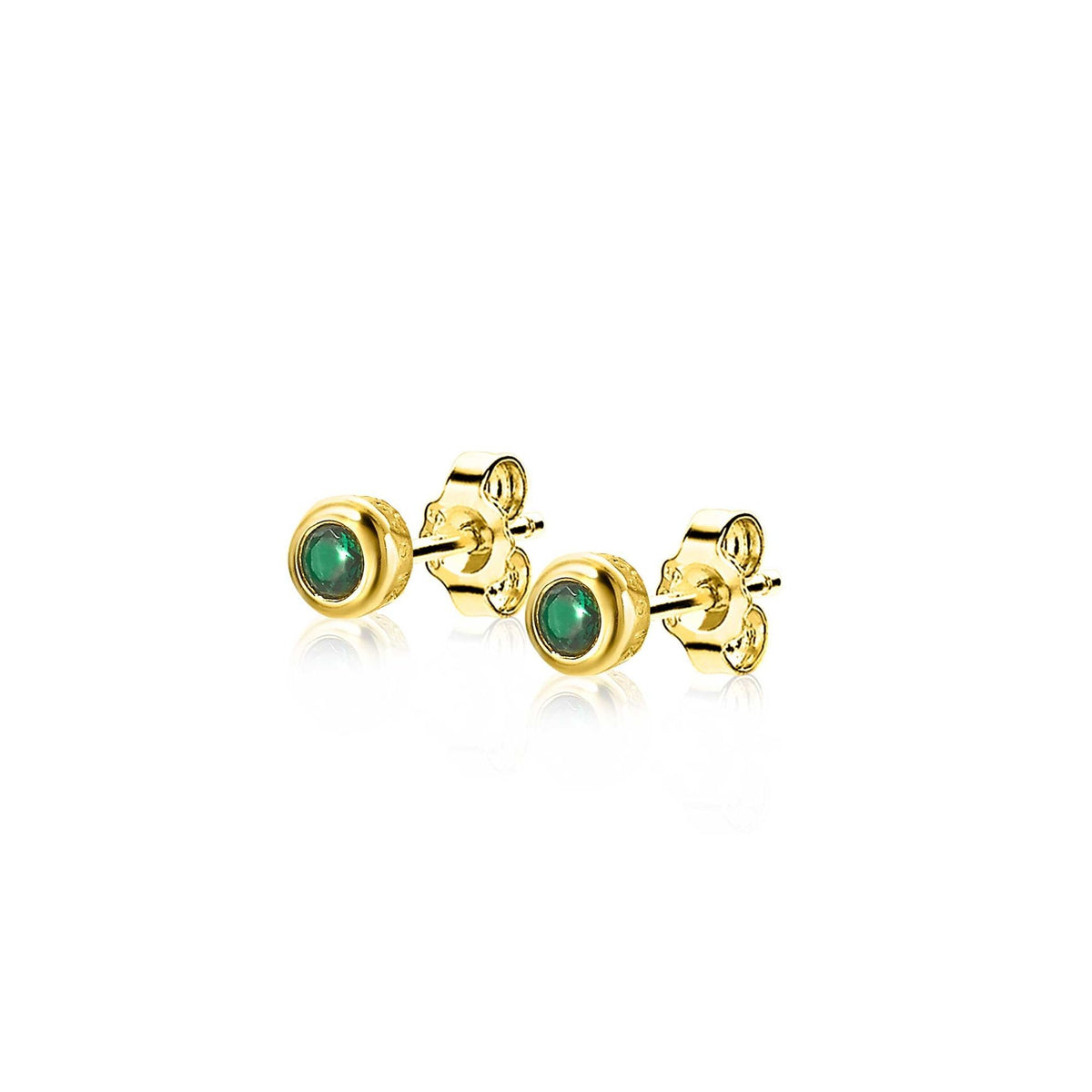 Gouden oorbellen met groene steentjes, ronde vorm en schroefsluiting.