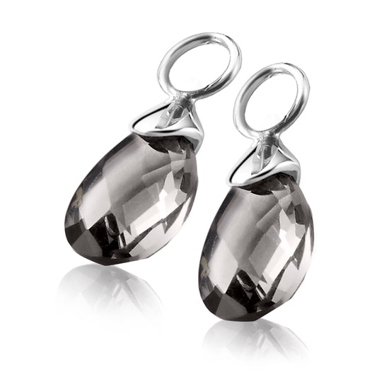 Zilveren oorbellen met een facette geslepen grijs kristal in een ovale vorm.