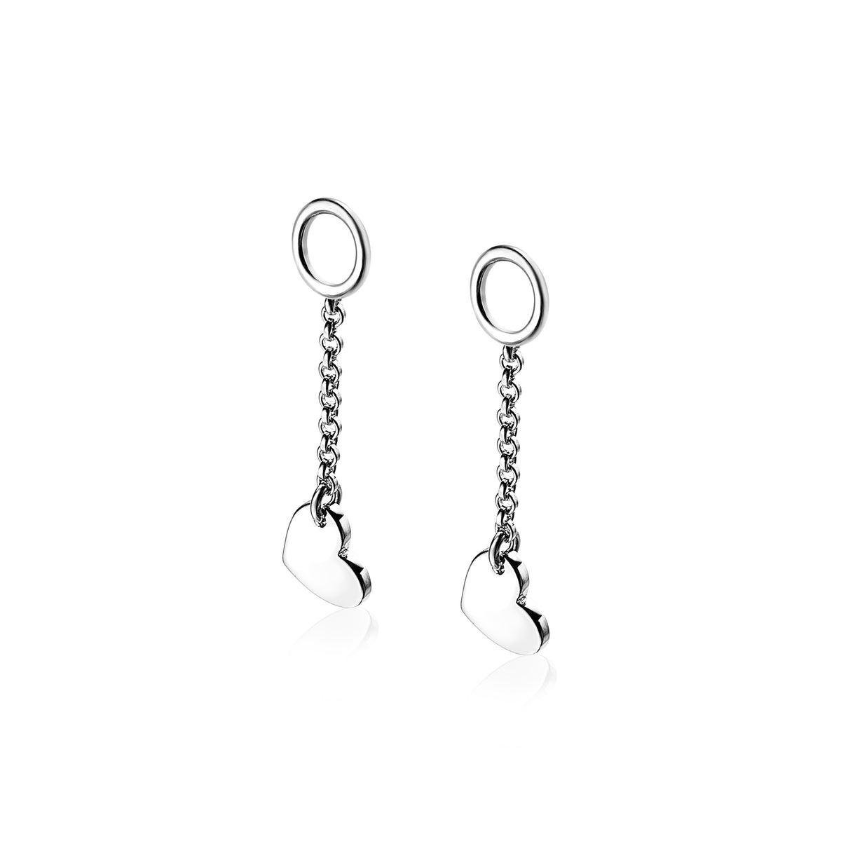Zilveren oorbellen met een hangende ketting en hartvormige bedels.