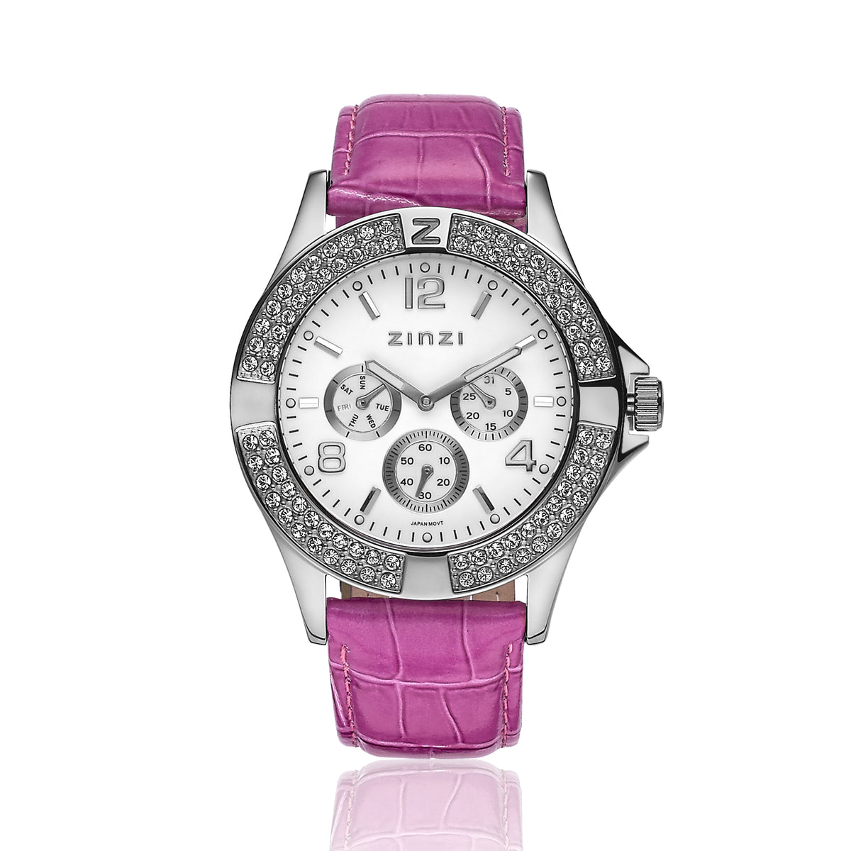 Zilverkleurig horloge van staal met een witte wijzerplaat, roze croco-leer band en sprankelende steentjes rondom de bezel.