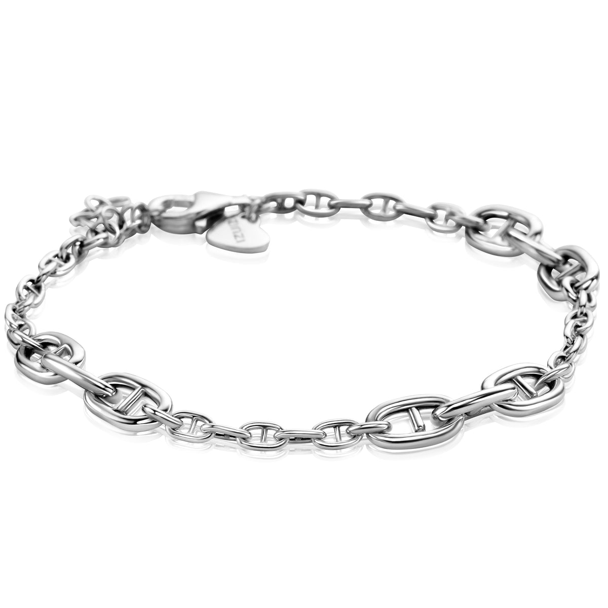 Zilveren armband met schakels in verschillende vormen en een karabijnsluiting.