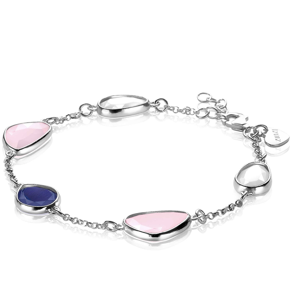 De ZINZI Armband Zilver Zia1998 heeft asymmetrische, bezel-set stenen in levendige blauwe, roze en heldere tinten, verbonden door een delicate zilveren ketting. Een klein gegraveerd label voegt charme toe bij de sluiting.