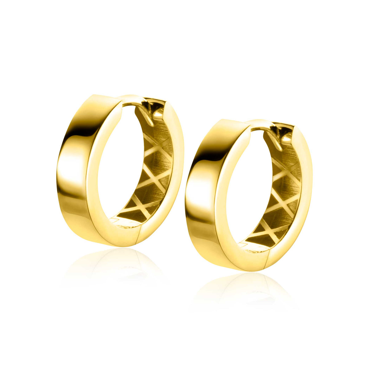 Gouden creolen met een glanzende afwerking en een geometrisch patroon aan de binnenzijde.