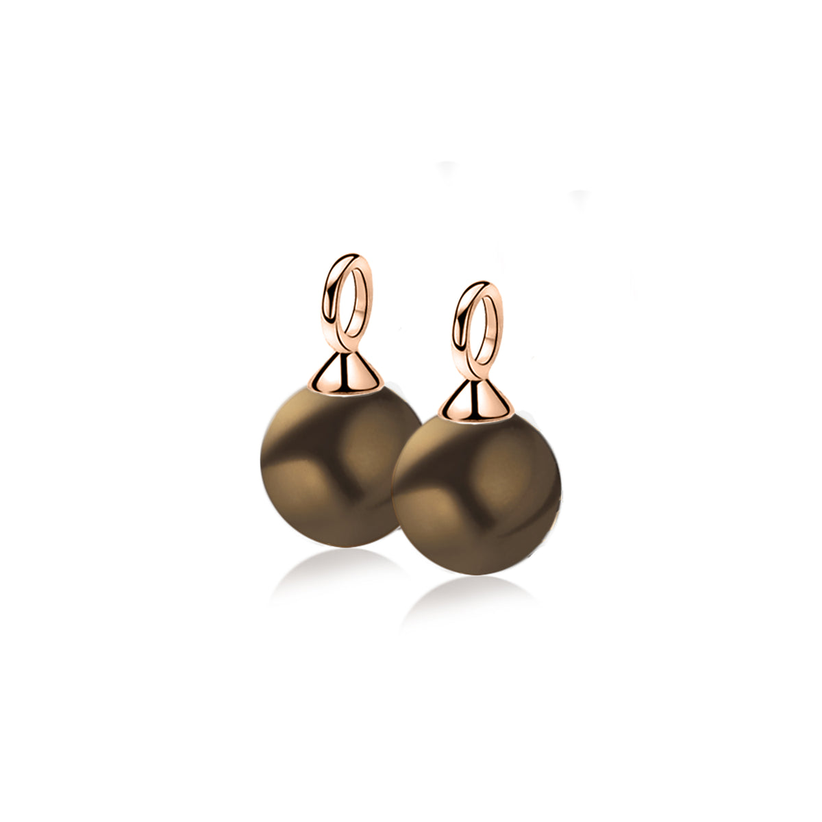 Gouden oorbellen met een matte, ronde hanger en een glanzende bevestiging.