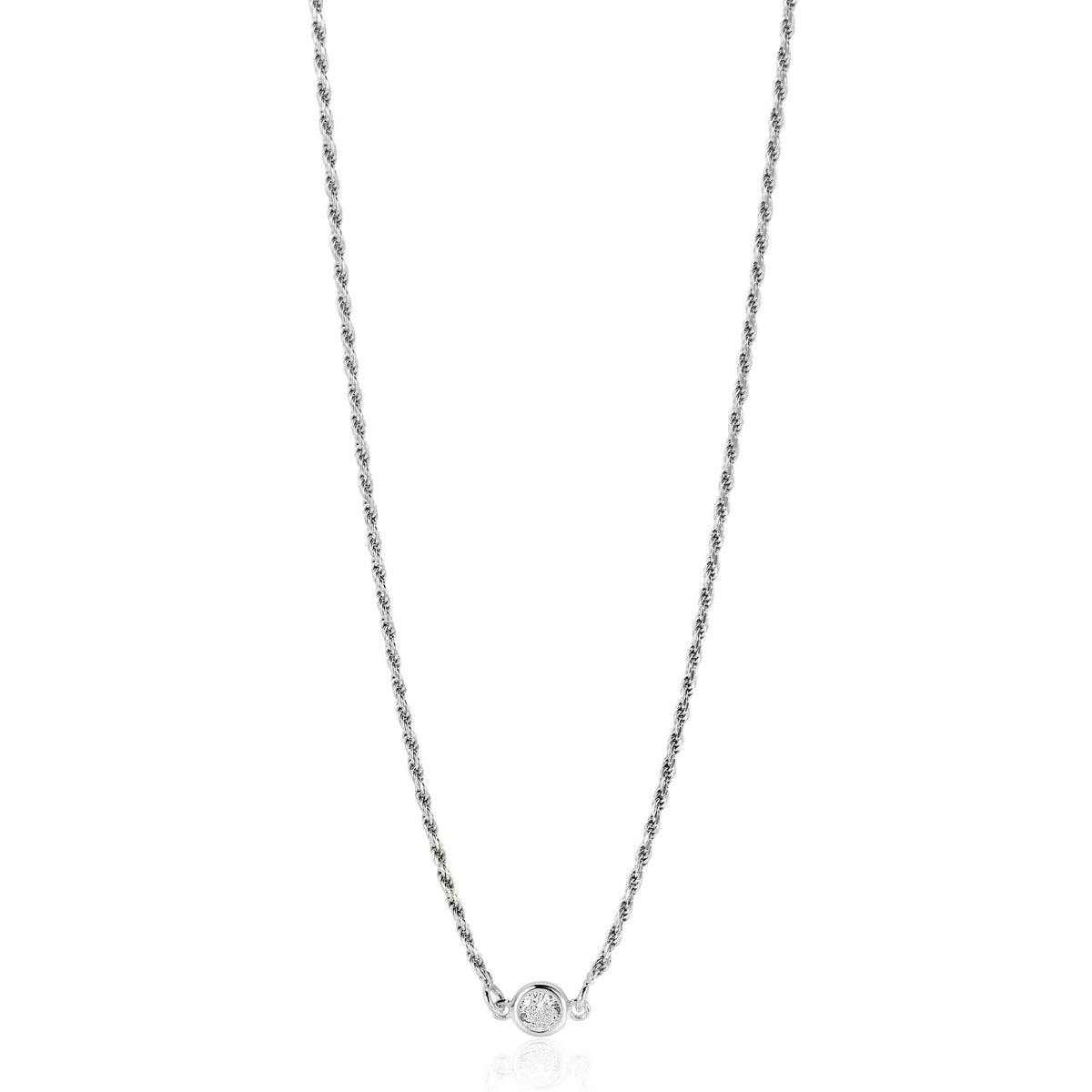 Zilveren ketting met een gedraaide schakelstructuur en een kleine, ronde hanger.