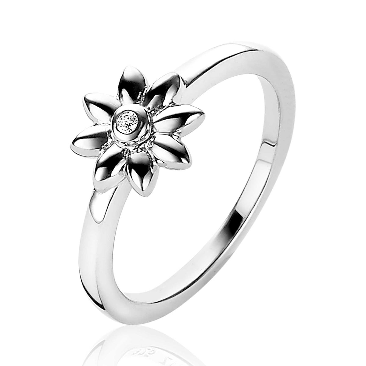 Zilveren ring met bloemvormige zetting en een sprankelende steentje in het midden.