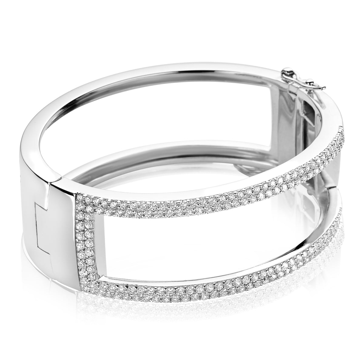 Zilveren armband met strass-steentjes en een moderne, opengewerkte vorm.