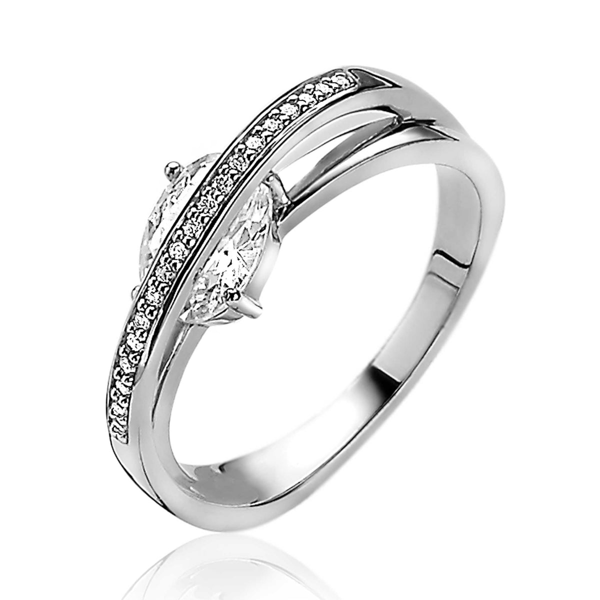 Zilveren ring met een heldere, ovale steen en kleine steentjes aan de zijkanten.