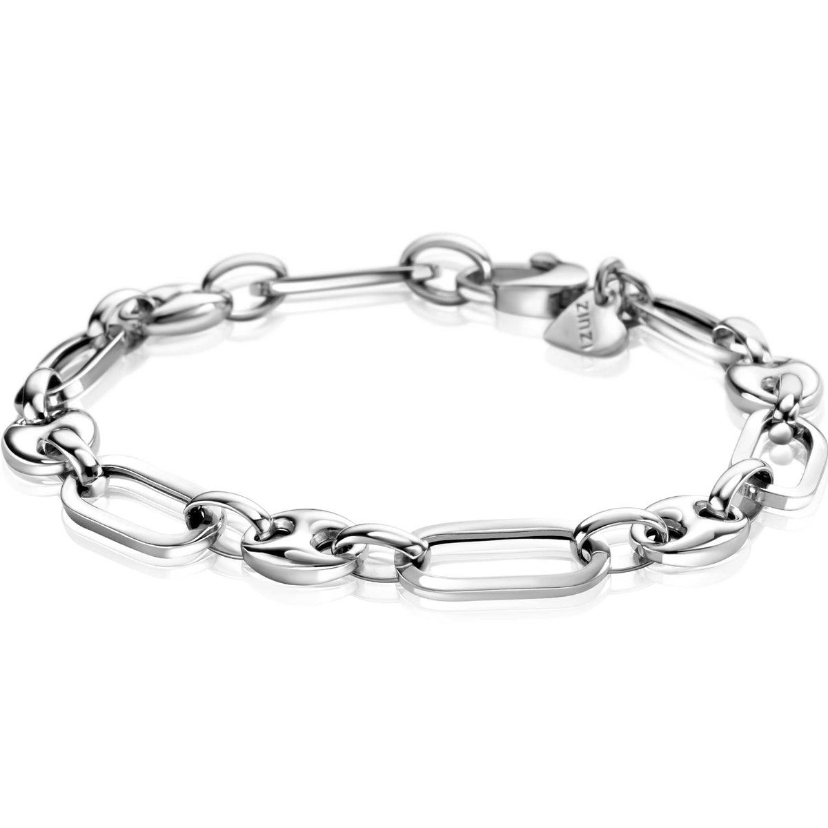 Zilveren armband met schakels in verschillende vormen en een hartvormige sluiting.