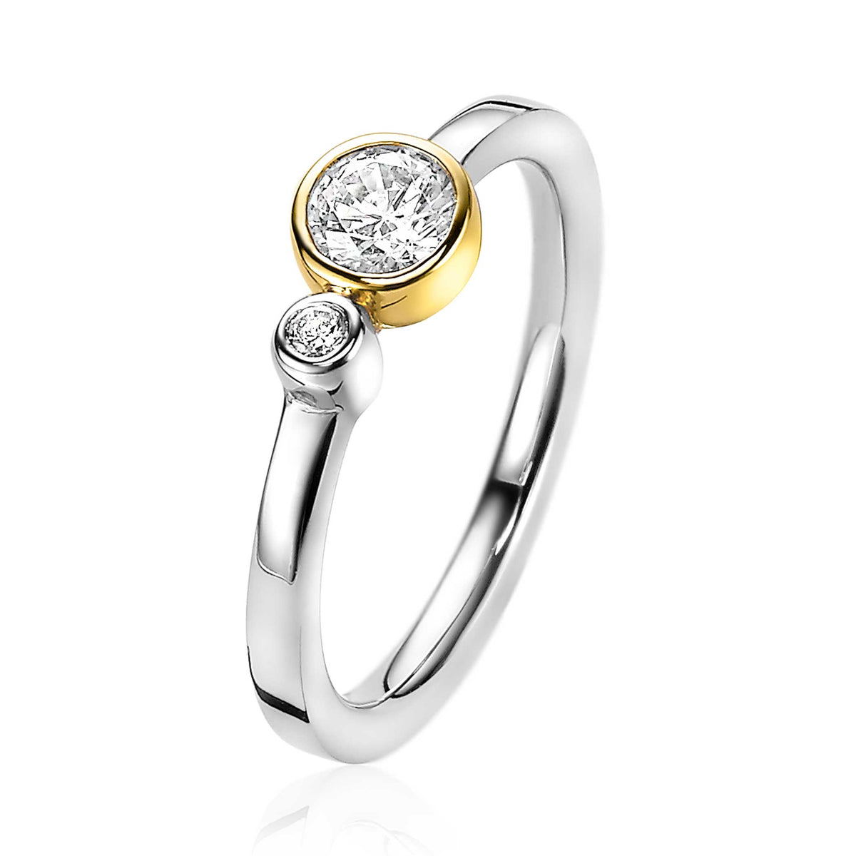 Gouden ring met een grote heldere steen en een kleinere steen, afgewerkt in zilver.