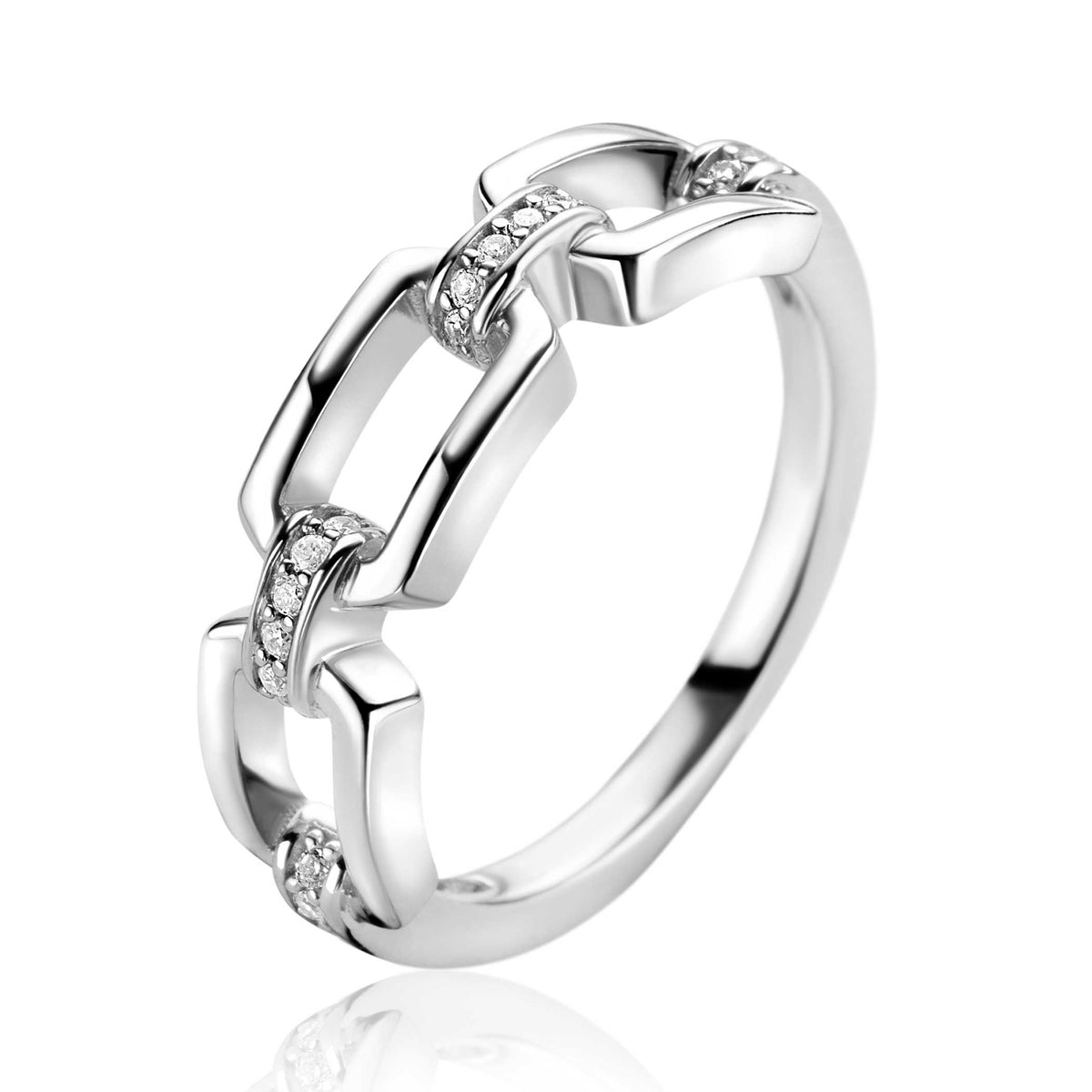 Zilveren ring met schakels en kleine heldere steentjes, glanzende afwerking.