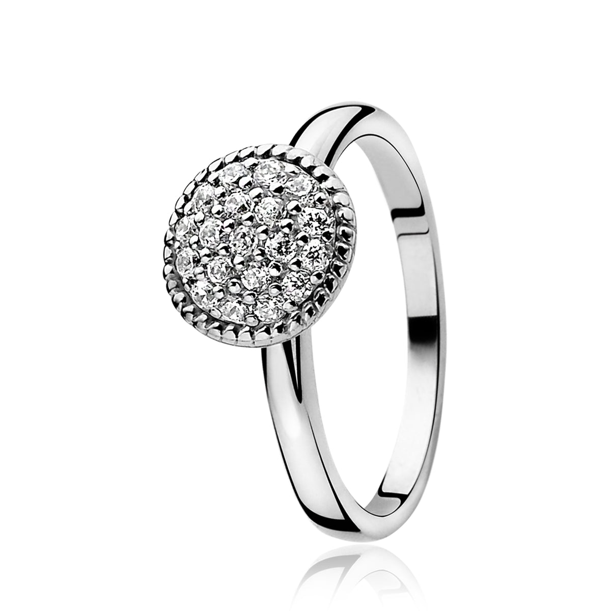 Zilveren ring met een ronde, verzonken schijf bezet met sprankelende steentjes.