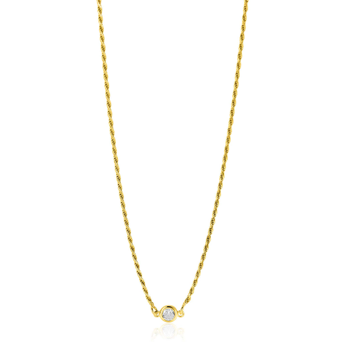 Gouden ketting met gedraaide schakel en een kleine, heldere steen in het midden.