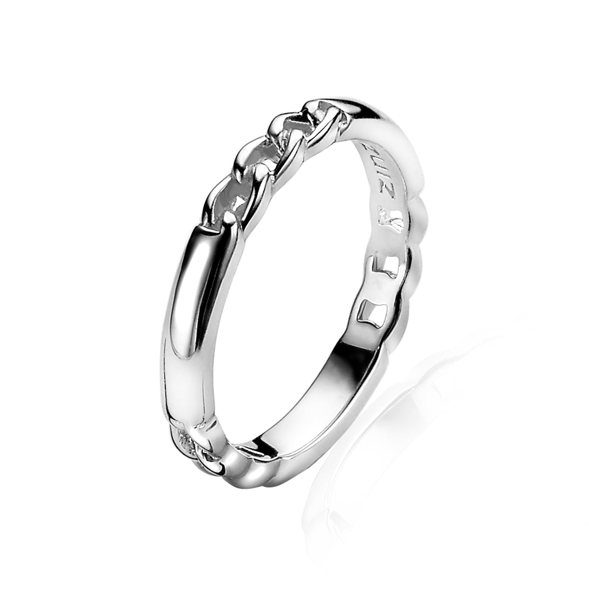 Zilveren ring met een schakelpatroon en een glanzende afwerking.