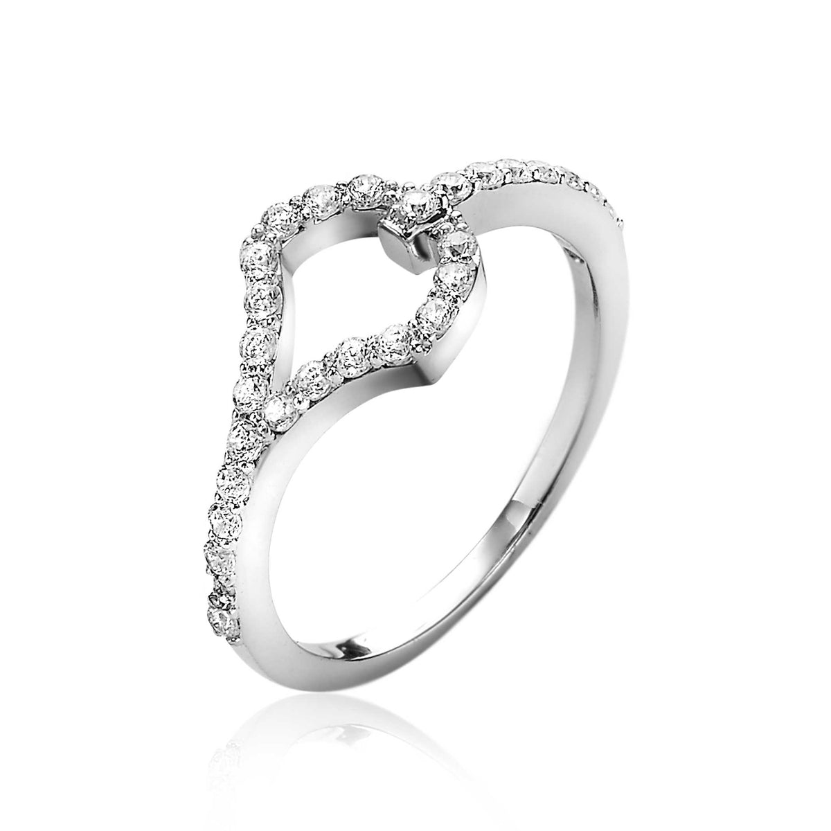 Zilveren ring met een hartvormige design en sprankelende zirconia steentjes.