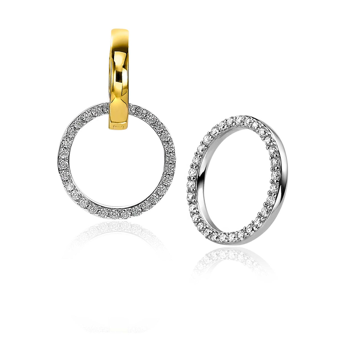 Zilveren oorbellen met een gouden sluiting en een cirkelvormige hanger bezet met kleine steentjes.