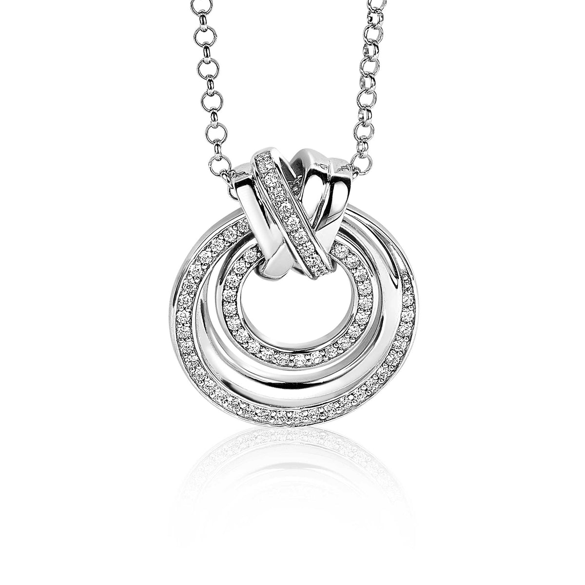 Zilveren hanger met meerdere ringen, versierd met kleine steentjes, aan een fijne ketting.