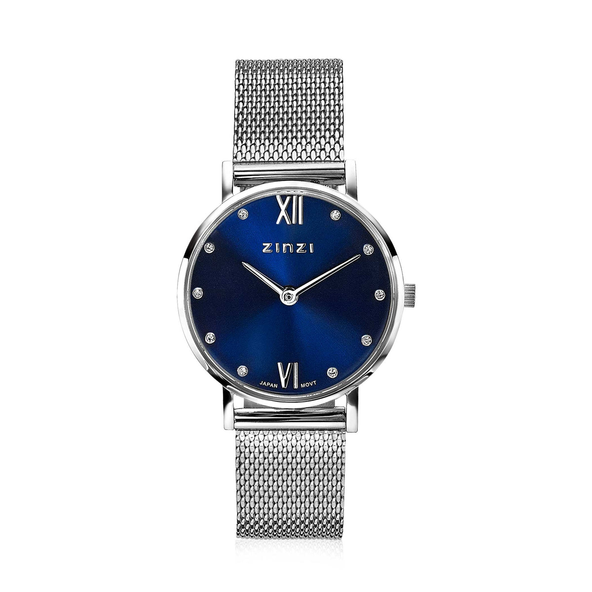 Zilverkleurig horloge van staal met een blauwe wijzerplaat en mesh-band, voorzien van Romeinse cijfers en steentjes.