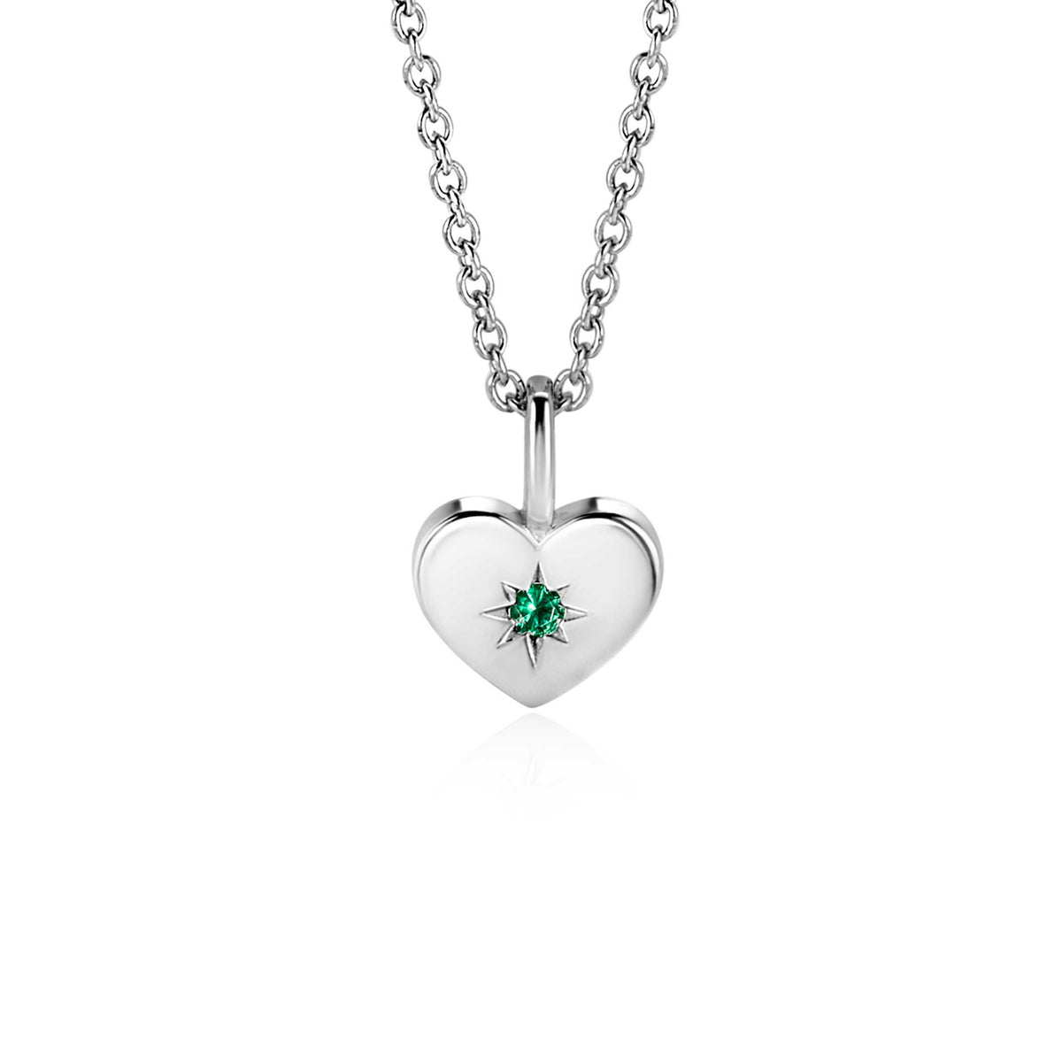 Zilveren hanger in de vorm van een hart met een groene steen in het midden, aan een zilveren ketting.