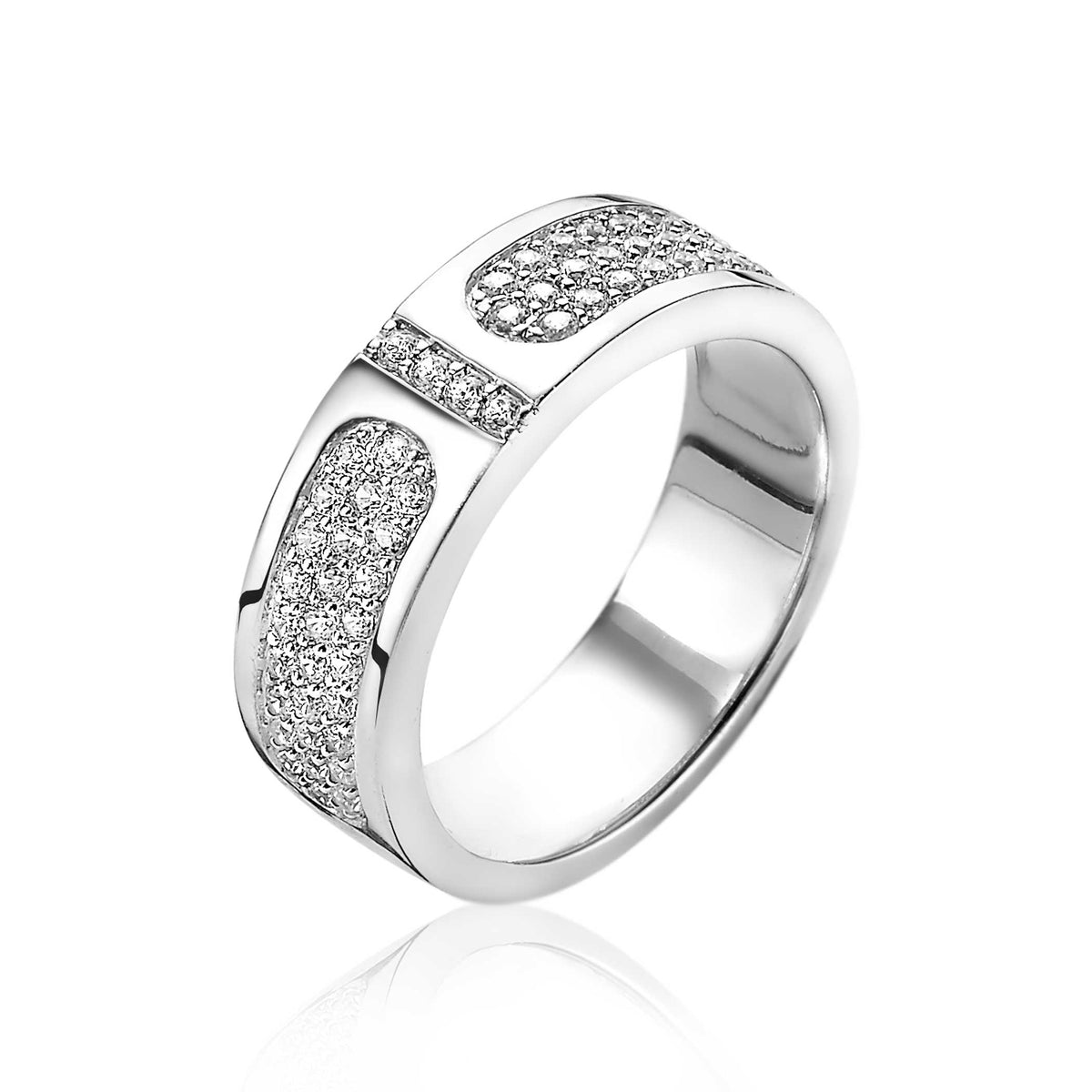 Zilveren ring met glinsterende zirkonia-steentjes en een moderne, brede vorm.