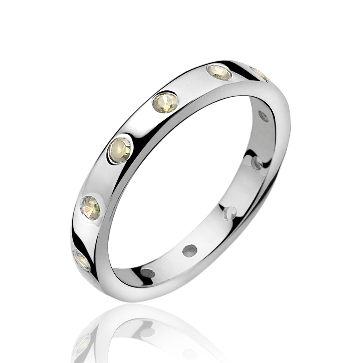 Zilveren ring met ronde, heldere steentjes rondom de band.