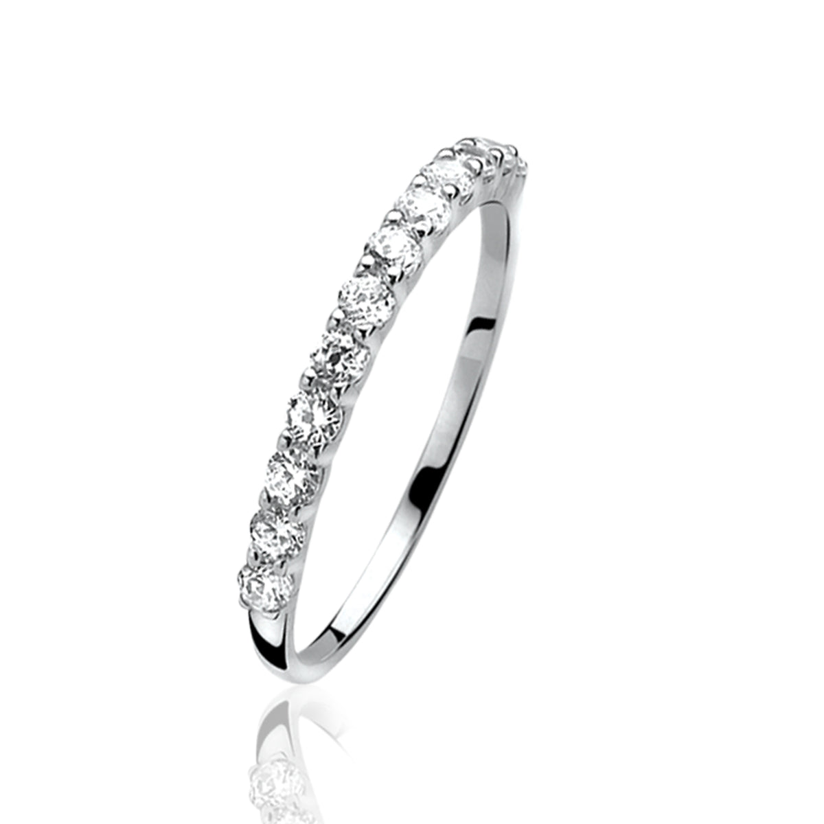 Zilveren ring met een rij van heldere steentjes aan de bovenkant.