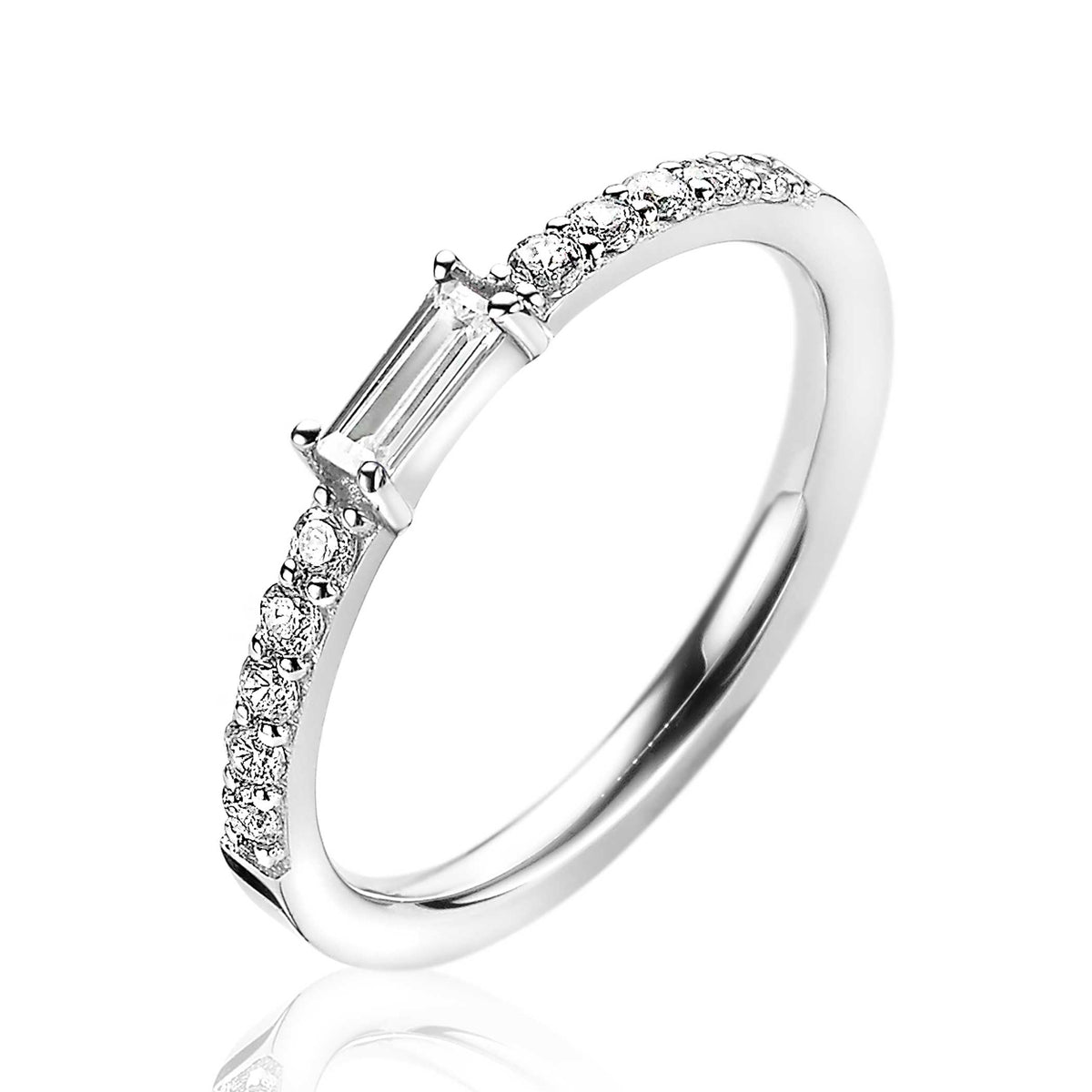 Zilveren ring met een rechte, heldere steen en kleine zirkonia's aan de zijkanten.