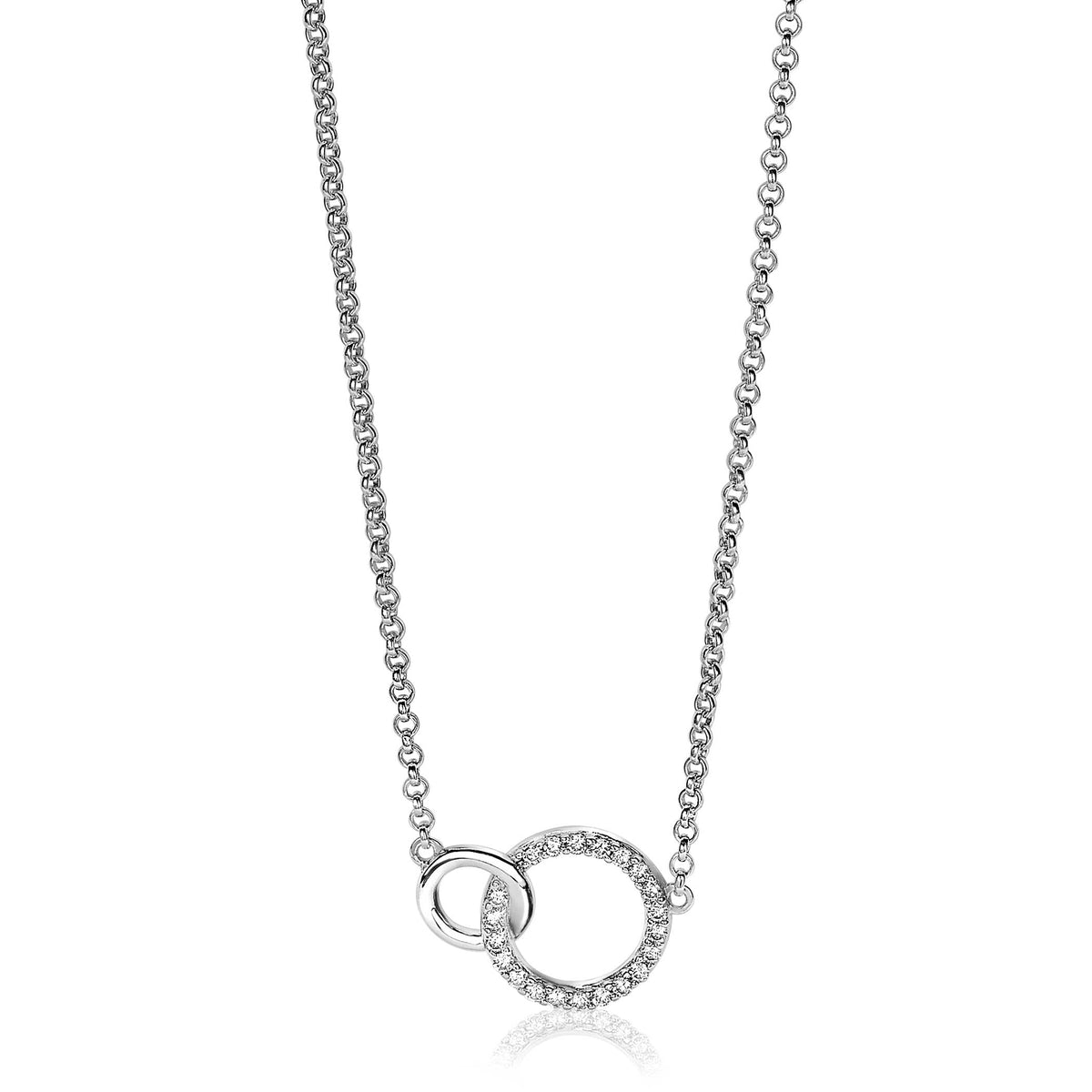 Zilveren ketting met twee ringen, waarvan één bezet met kleine steentjes.