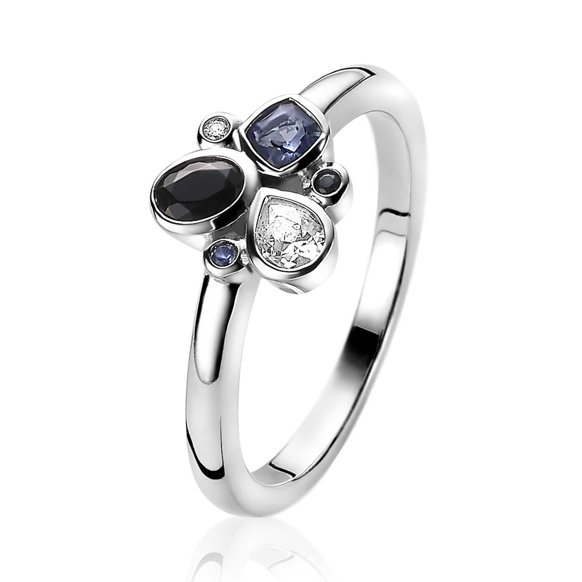 Zilveren ring met drie edelstenen in verschillende vormen, waaronder zwart, blauw en transparant.