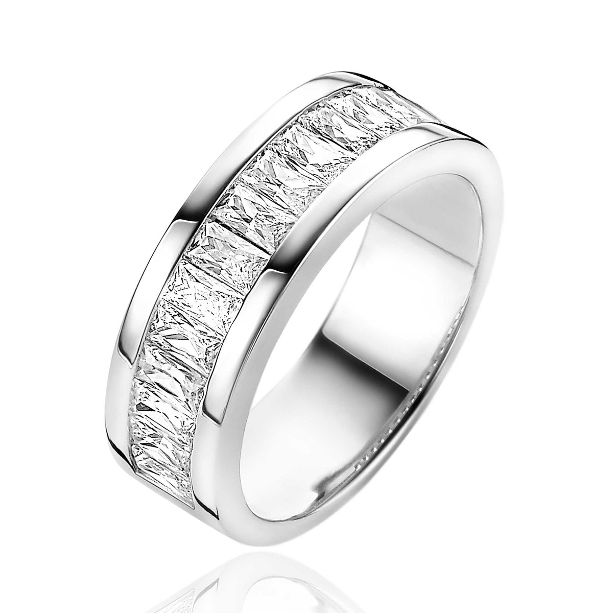 Zilveren ring met rechte lijnen en vierkante zirkonia-steentjes in een moderne setting.