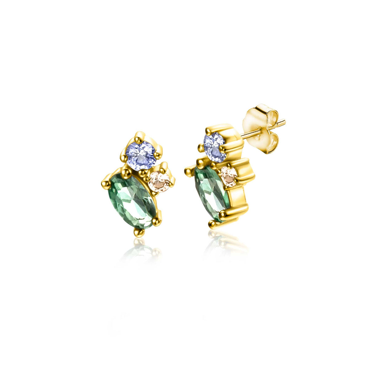 Gouden oorbellen met groene en paarse stenen, in een speelse, asymmetrische vorm.