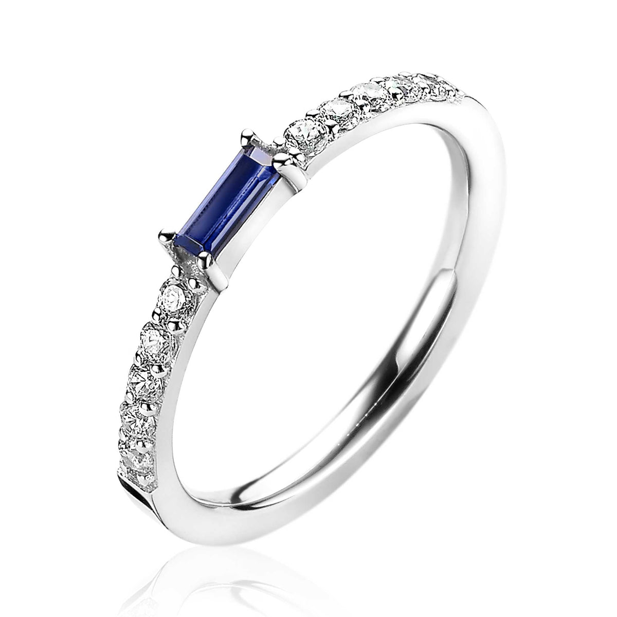 Zilveren ring met een rechthoekige blauwe steen en sprankelende zirkonia's aan de zijkanten.