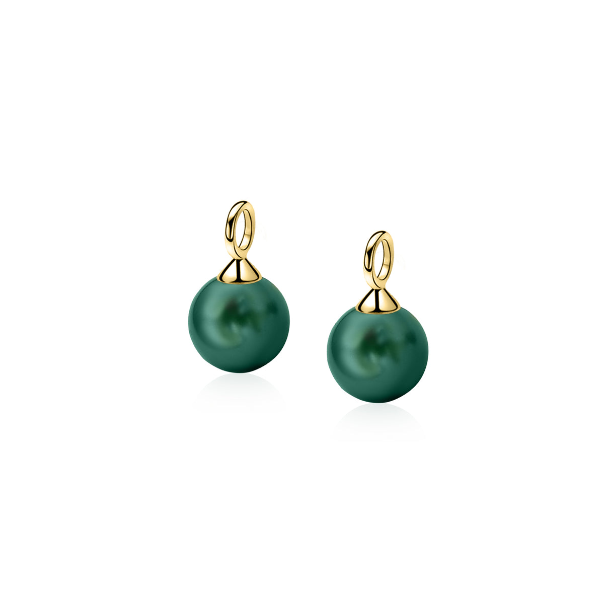 Gouden oorbellen met groene parelvormige hangers en een glanzende afwerking.